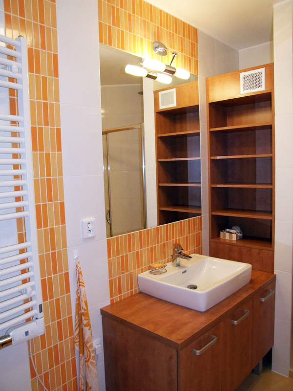 bílo - oranžová koupelna